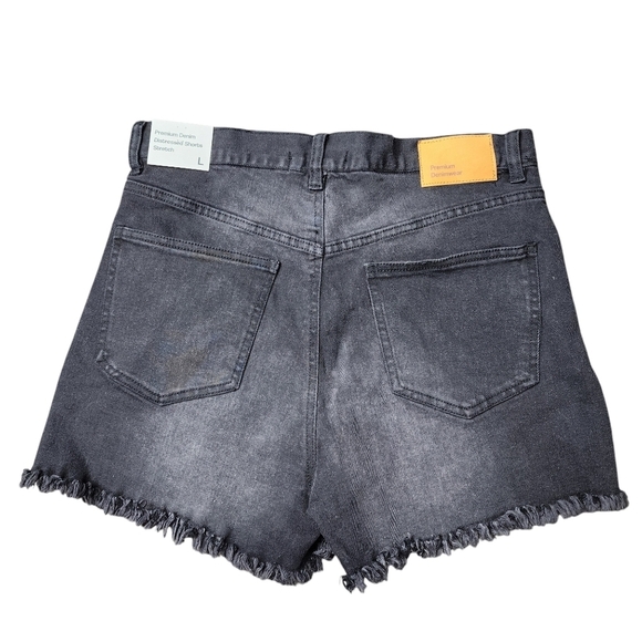 NWT Love Tree Women's Distressed Shorts Size Large - Picture 3 of 6